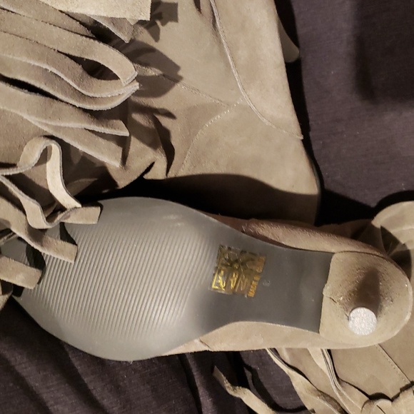 NWB! N.Y.L.A Gray Suede Leather Fringe Boots 6 - Picture 7 of 7